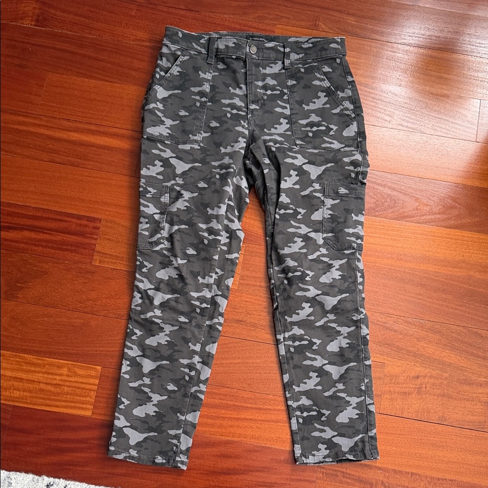 Woman’s Banana republic Camouflage Cargo Pants